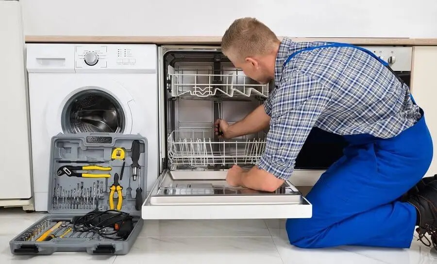 Körfez İmmergas servisi teknisyen ekibi beyaz eşya tamiri yaparken